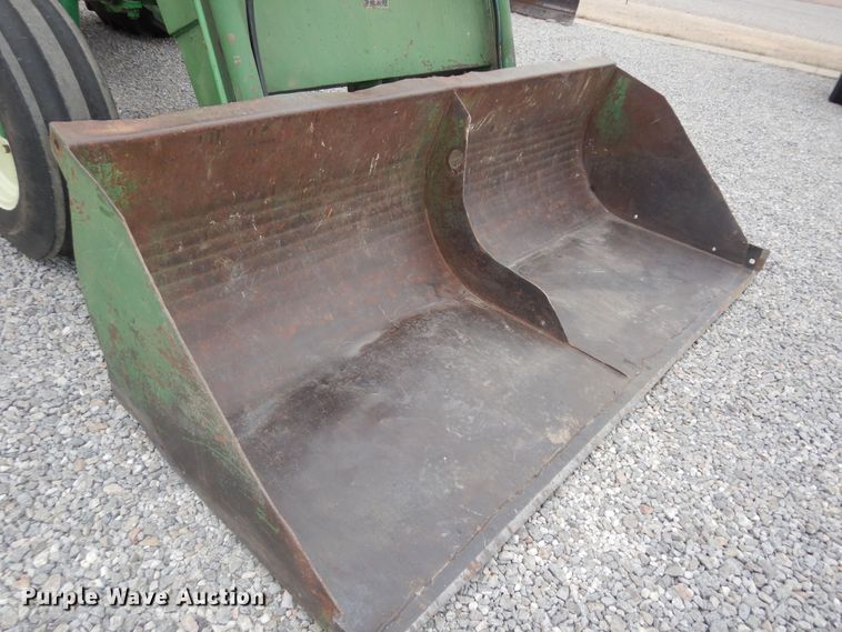 image for item JQ9929 1968 Oliver 1650  tractor