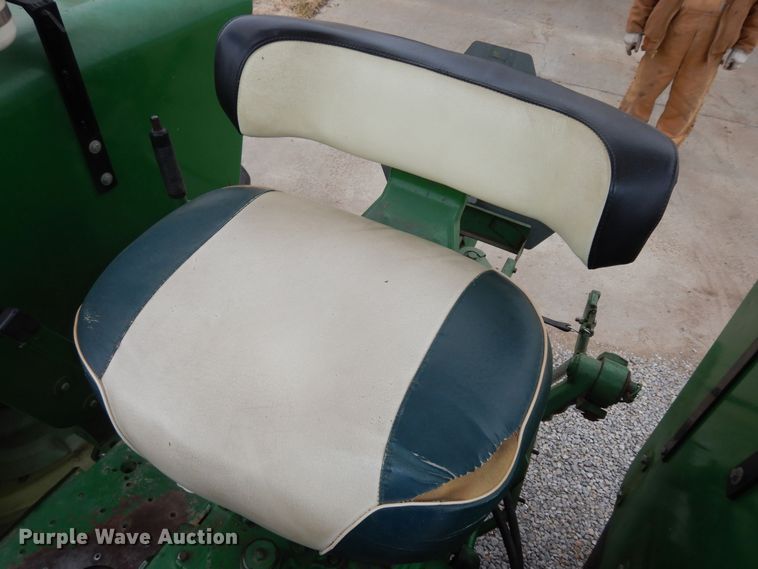 image for item JQ9929 1968 Oliver 1650  tractor