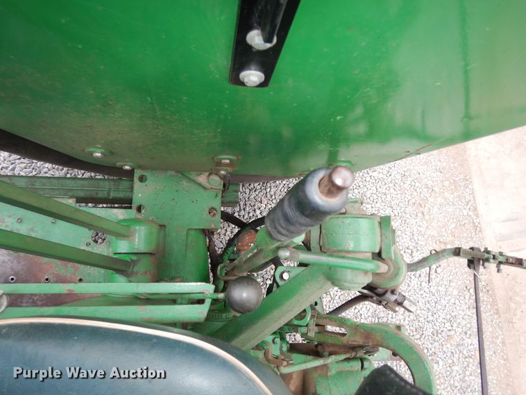 image for item JQ9929 1968 Oliver 1650  tractor