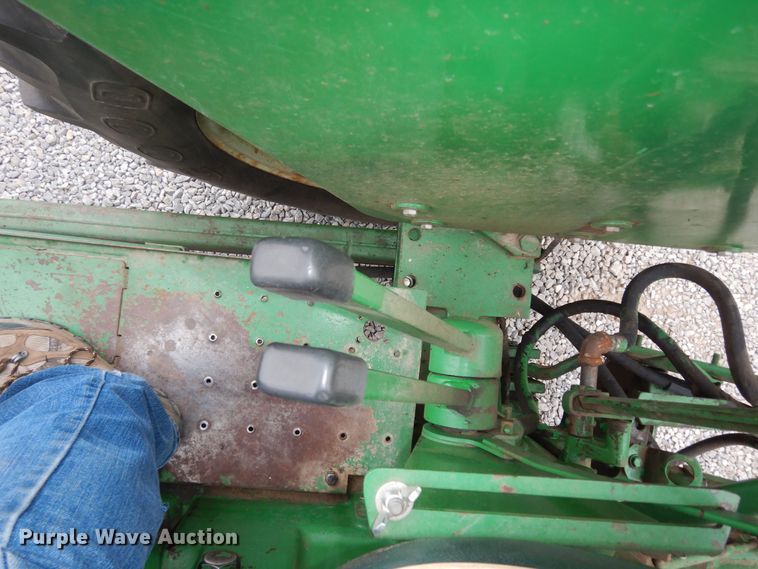 image for item JQ9929 1968 Oliver 1650  tractor