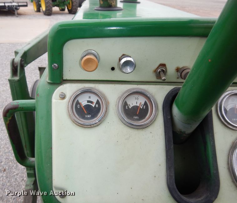 image for item JQ9929 1968 Oliver 1650  tractor