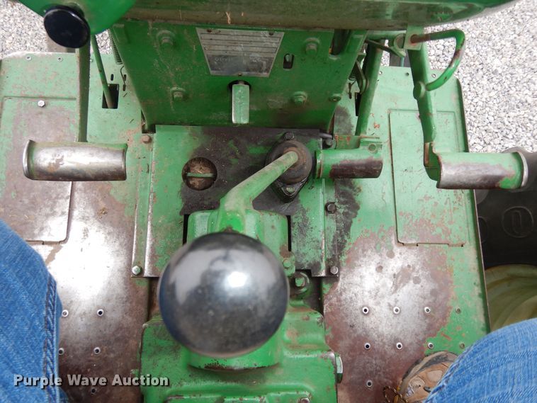 image for item JQ9929 1968 Oliver 1650  tractor