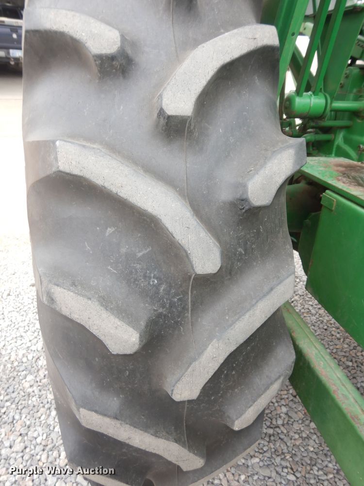 image for item JQ9929 1968 Oliver 1650  tractor