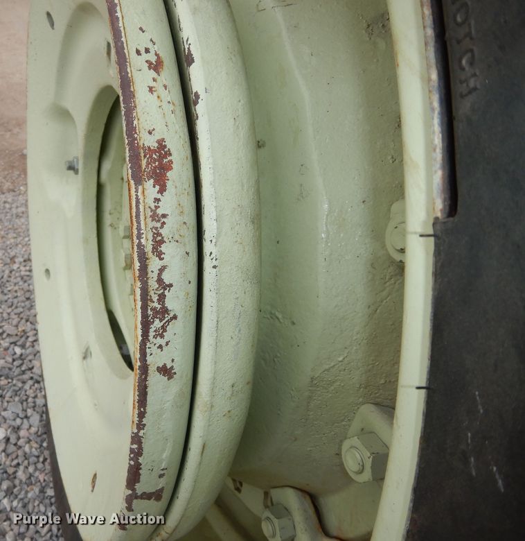 image for item JQ9929 1968 Oliver 1650  tractor