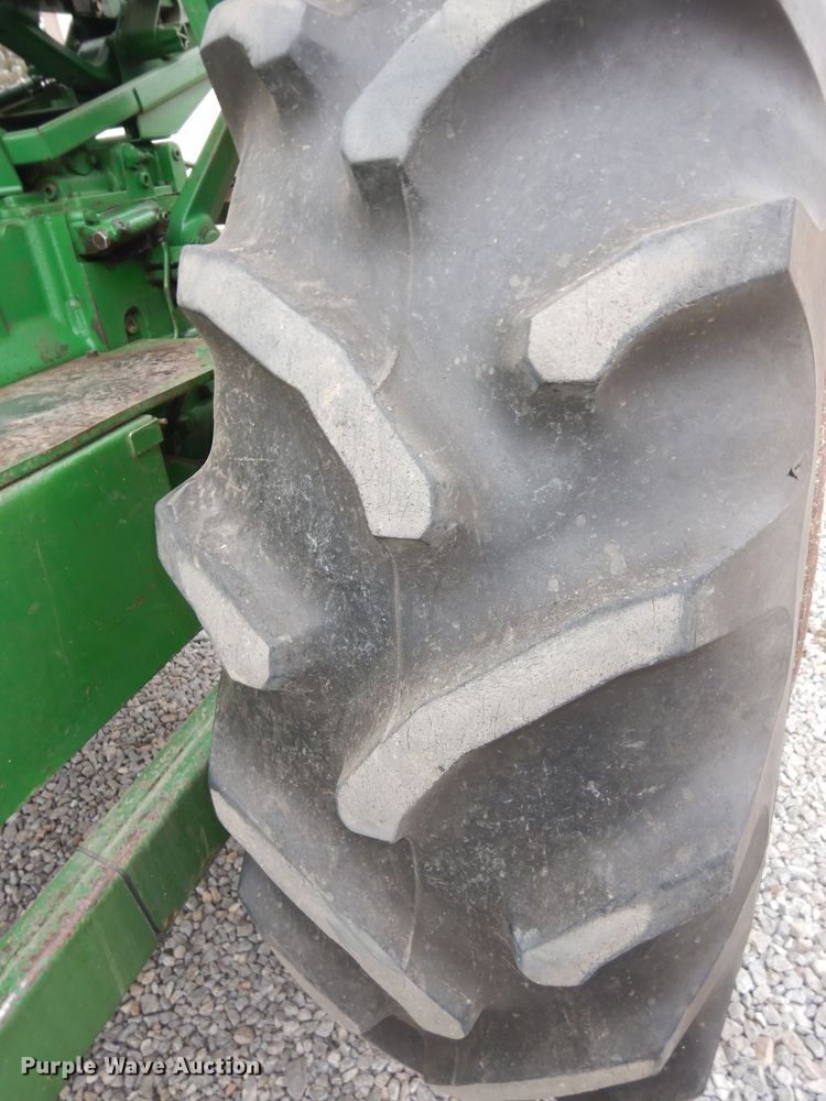 image for item JQ9929 1968 Oliver 1650  tractor