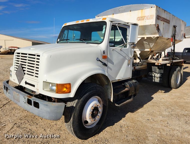 image for item KT9589 1993 International 4900  fertilizer delivery truck