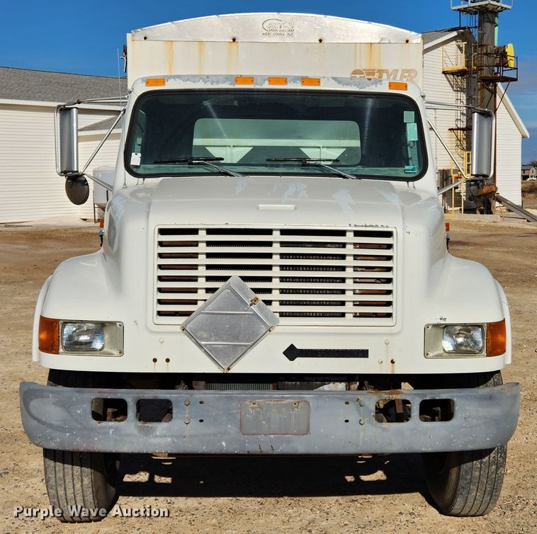image for item KT9589 1993 International 4900  fertilizer delivery truck