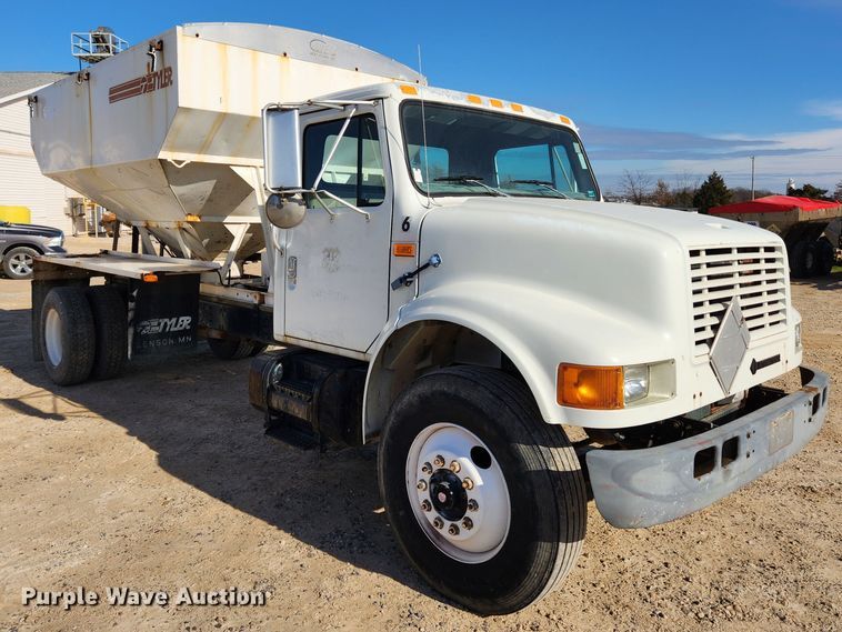 image for item KT9589 1993 International 4900  fertilizer delivery truck