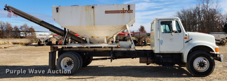 image for item KT9589 1993 International 4900  fertilizer delivery truck
