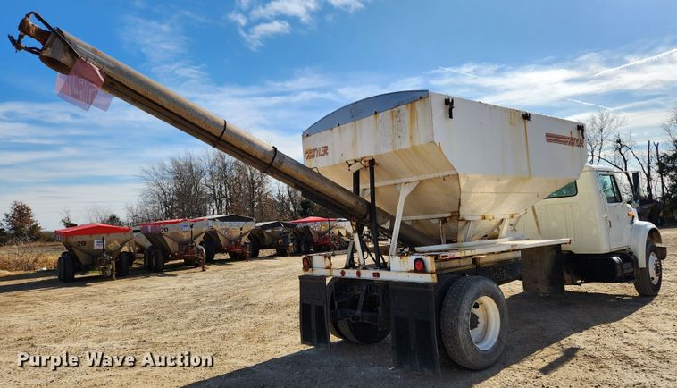 image for item KT9589 1993 International 4900  fertilizer delivery truck