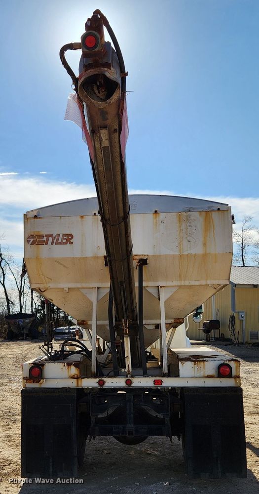 image for item KT9589 1993 International 4900  fertilizer delivery truck