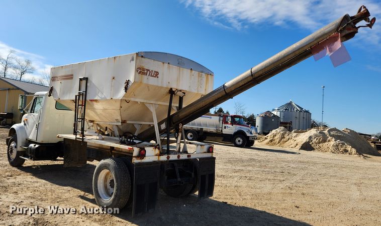 image for item KT9589 1993 International 4900  fertilizer delivery truck