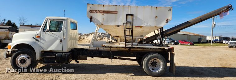 image for item KT9589 1993 International 4900  fertilizer delivery truck