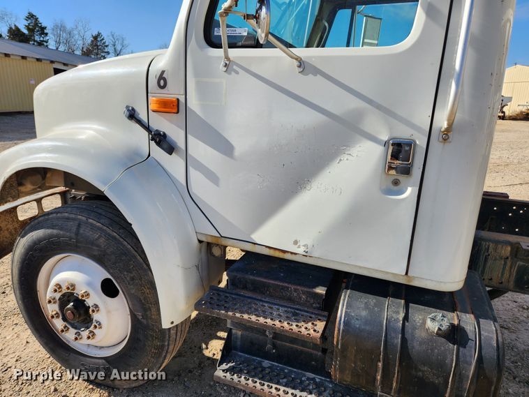 image for item KT9589 1993 International 4900  fertilizer delivery truck