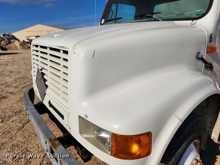 image for item KT9589 1993 International 4900  fertilizer delivery truck