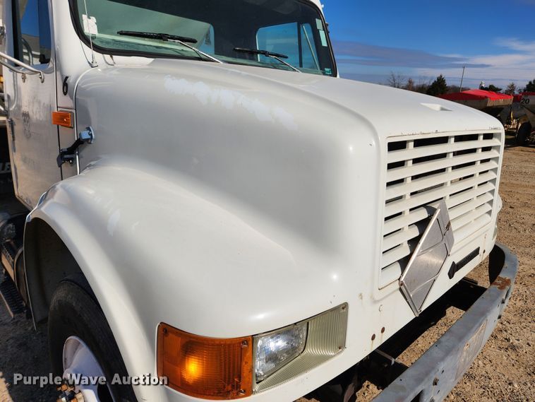 image for item KT9589 1993 International 4900  fertilizer delivery truck