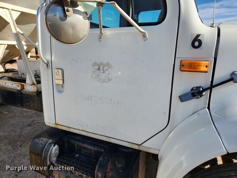 image for item KT9589 1993 International 4900  fertilizer delivery truck