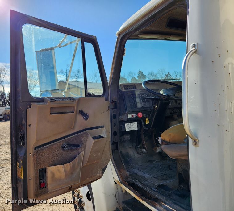 image for item KT9589 1993 International 4900  fertilizer delivery truck