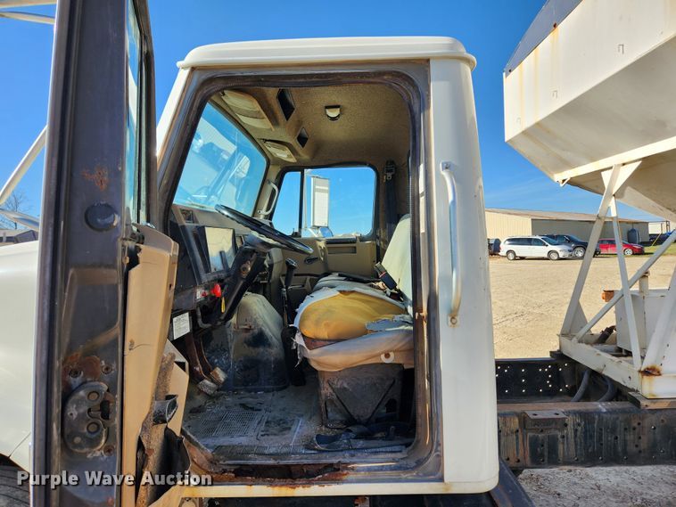 image for item KT9589 1993 International 4900  fertilizer delivery truck