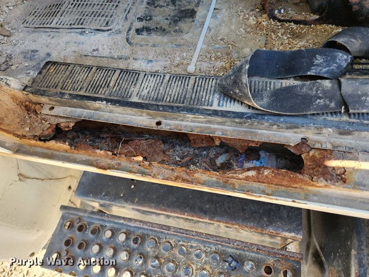 image for item KT9589 1993 International 4900  fertilizer delivery truck