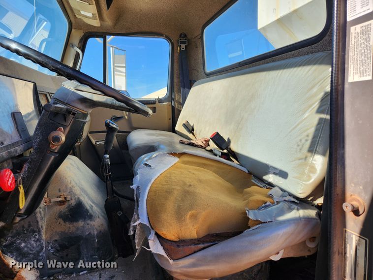 image for item KT9589 1993 International 4900  fertilizer delivery truck