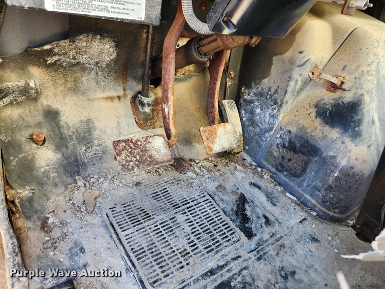 image for item KT9589 1993 International 4900  fertilizer delivery truck