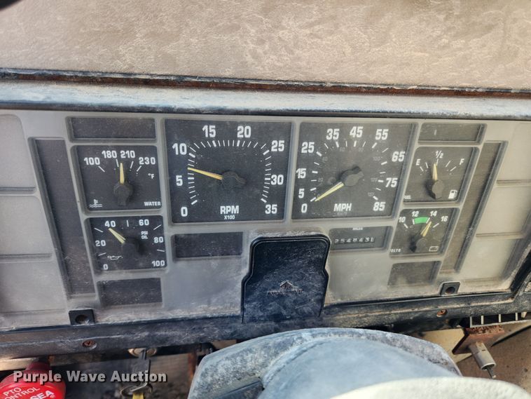 image for item KT9589 1993 International 4900  fertilizer delivery truck