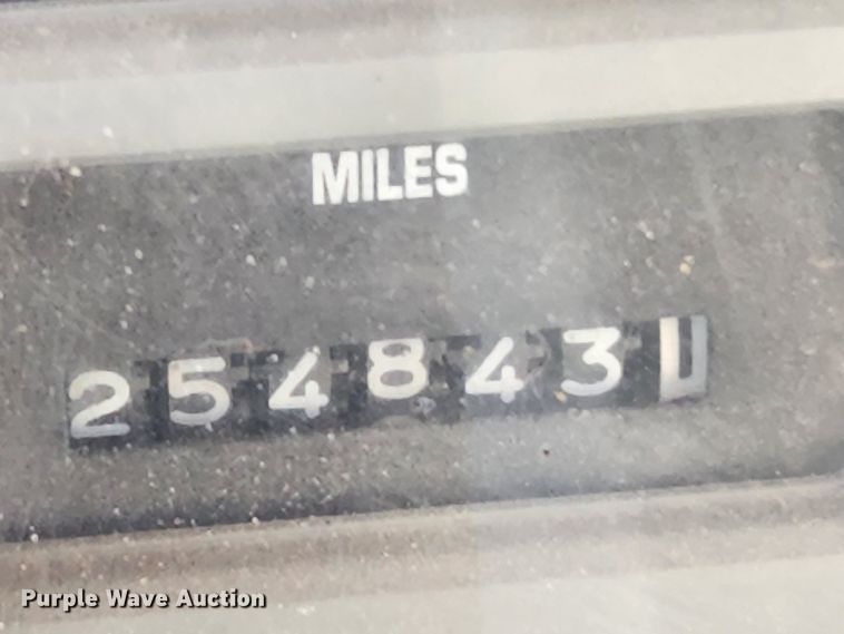 image for item KT9589 1993 International 4900  fertilizer delivery truck