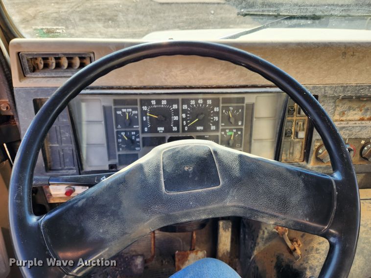 image for item KT9589 1993 International 4900  fertilizer delivery truck