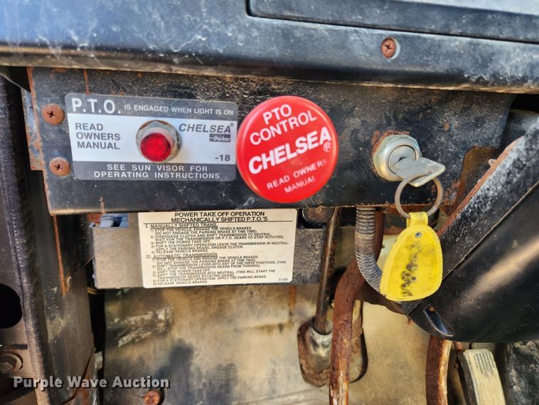 image for item KT9589 1993 International 4900  fertilizer delivery truck