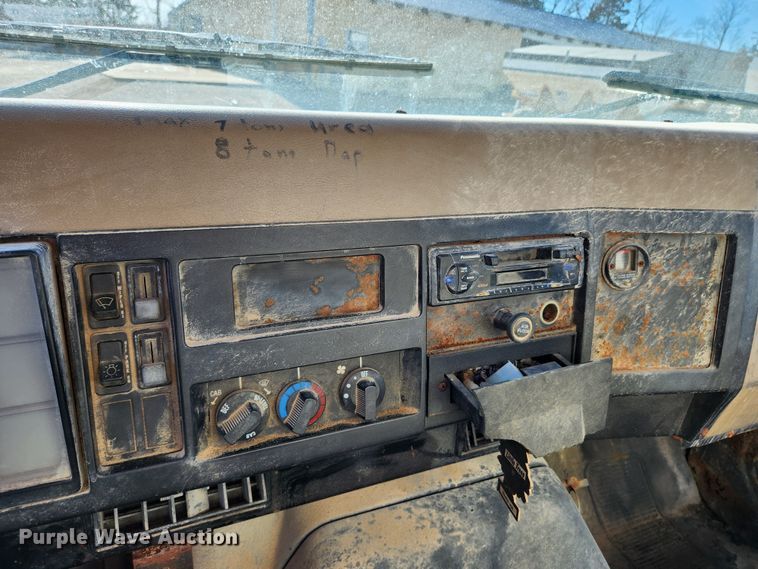 image for item KT9589 1993 International 4900  fertilizer delivery truck