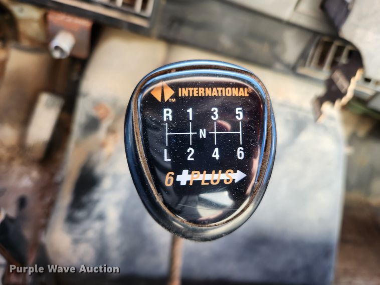 image for item KT9589 1993 International 4900  fertilizer delivery truck