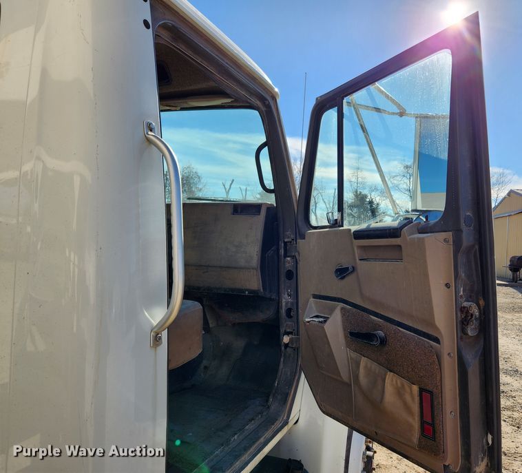 image for item KT9589 1993 International 4900  fertilizer delivery truck