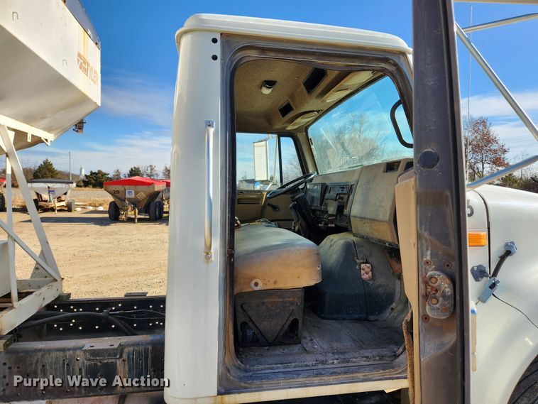 image for item KT9589 1993 International 4900  fertilizer delivery truck