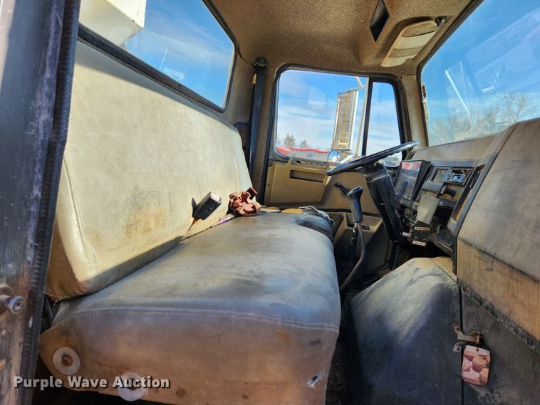 image for item KT9589 1993 International 4900  fertilizer delivery truck