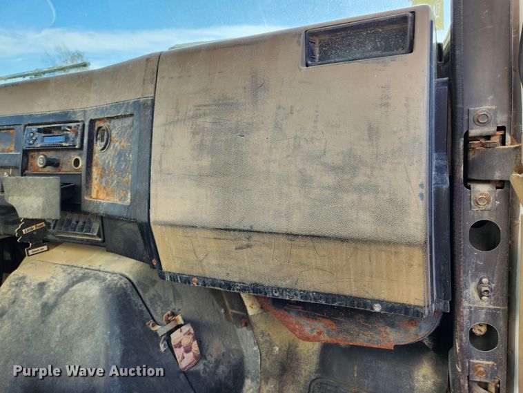 image for item KT9589 1993 International 4900  fertilizer delivery truck