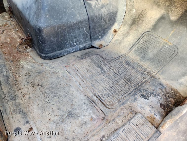 image for item KT9589 1993 International 4900  fertilizer delivery truck