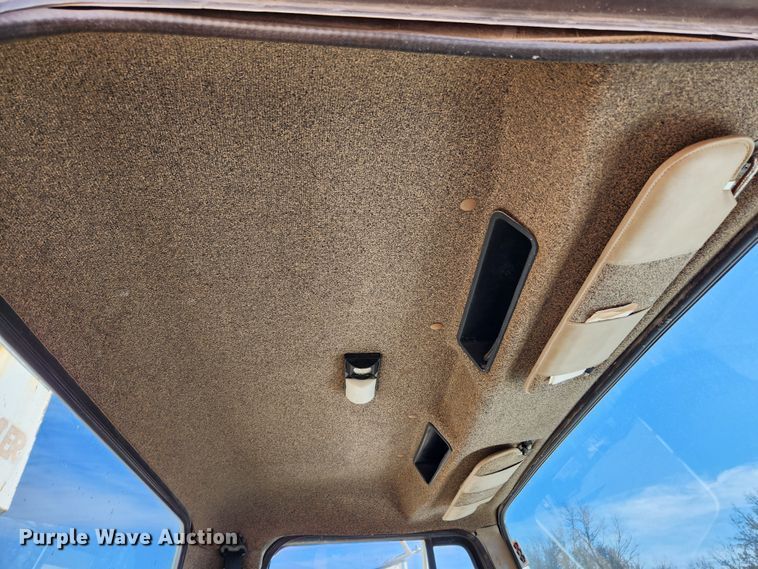 image for item KT9589 1993 International 4900  fertilizer delivery truck