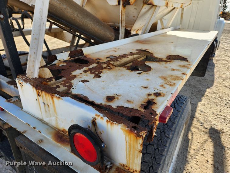 image for item KT9589 1993 International 4900  fertilizer delivery truck