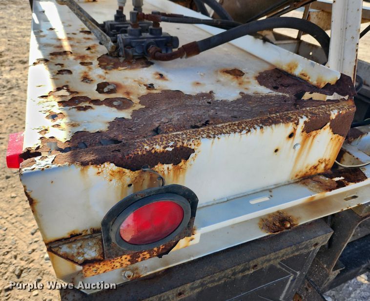 image for item KT9589 1993 International 4900  fertilizer delivery truck