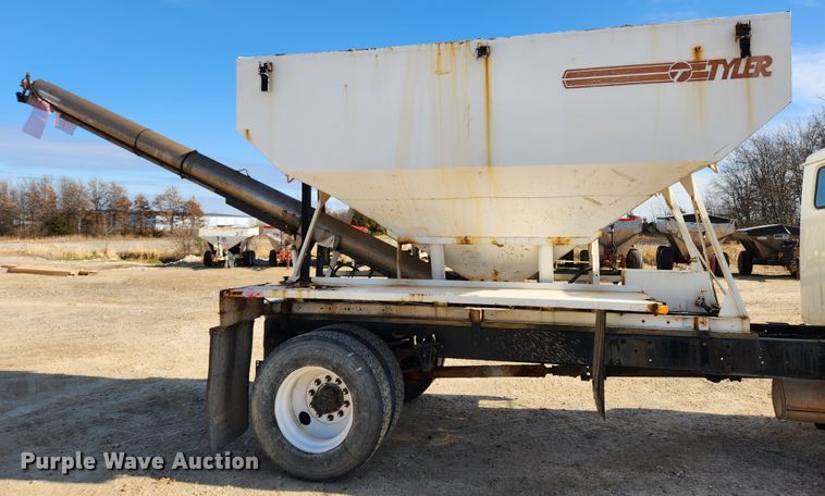 image for item KT9589 1993 International 4900  fertilizer delivery truck