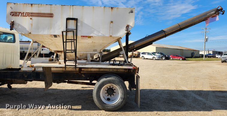 image for item KT9589 1993 International 4900  fertilizer delivery truck