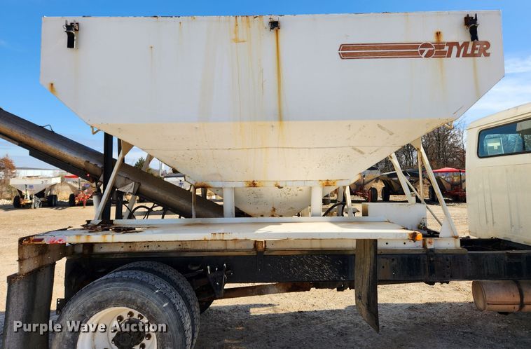 image for item KT9589 1993 International 4900  fertilizer delivery truck