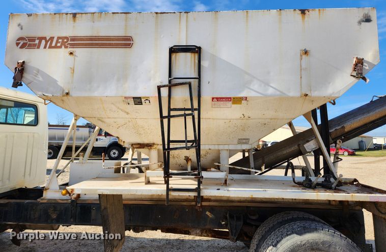 image for item KT9589 1993 International 4900  fertilizer delivery truck