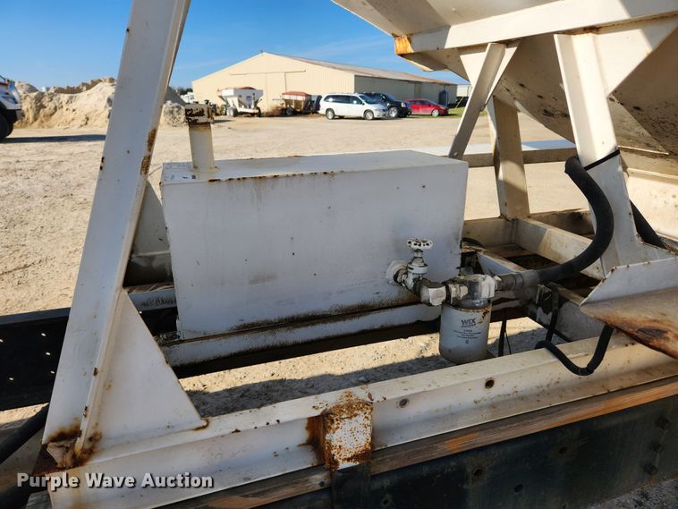 image for item KT9589 1993 International 4900  fertilizer delivery truck