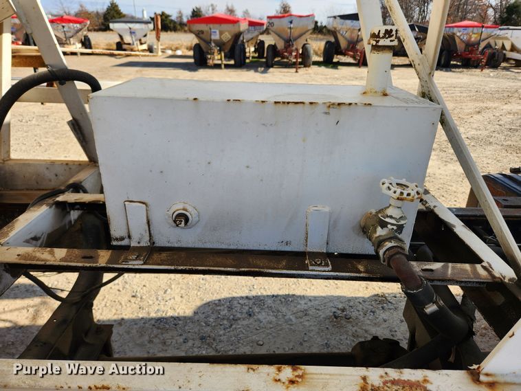 image for item KT9589 1993 International 4900  fertilizer delivery truck