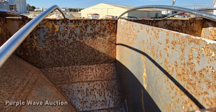 image for item KT9589 1993 International 4900  fertilizer delivery truck