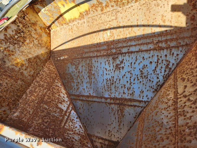 image for item KT9589 1993 International 4900  fertilizer delivery truck