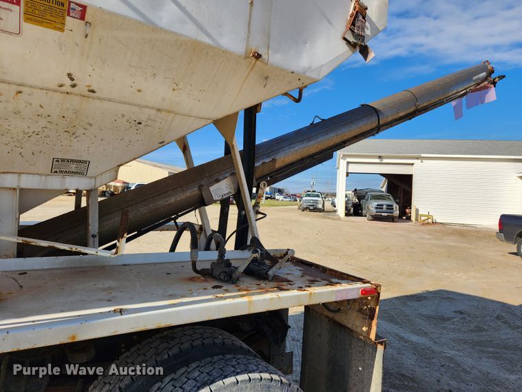 image for item KT9589 1993 International 4900  fertilizer delivery truck