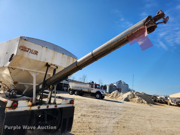 image for item KT9589 1993 International 4900  fertilizer delivery truck